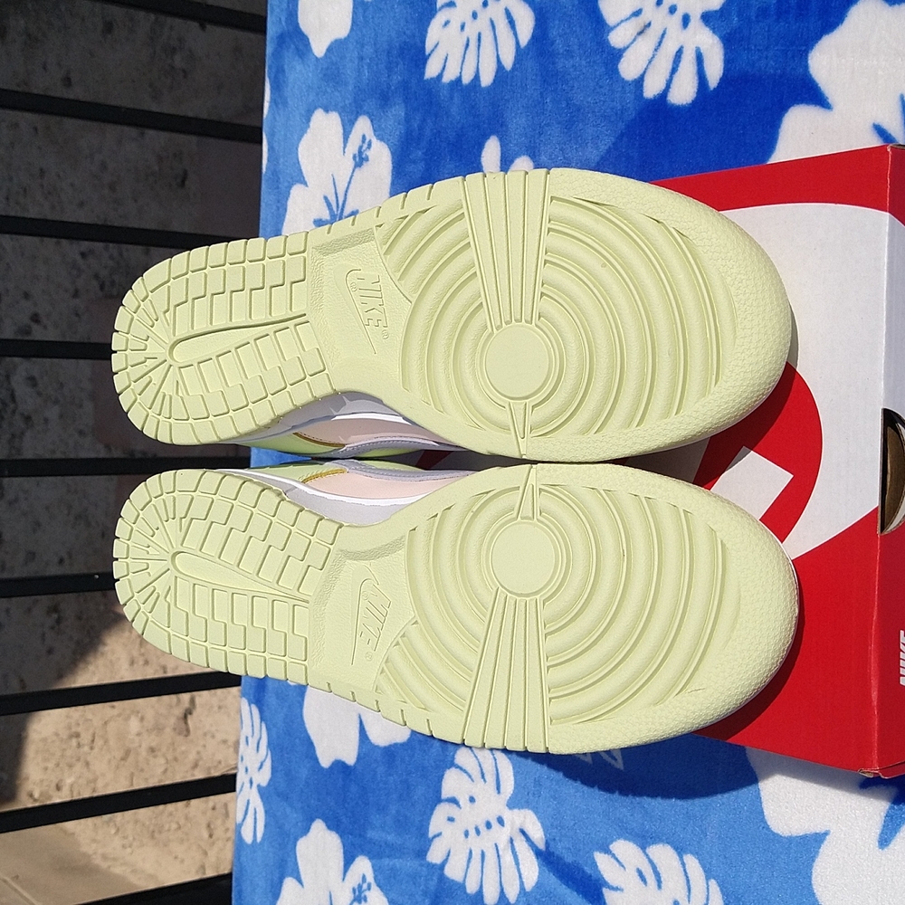 Women's Dunk Low 9.5 - Picture 7 of 11